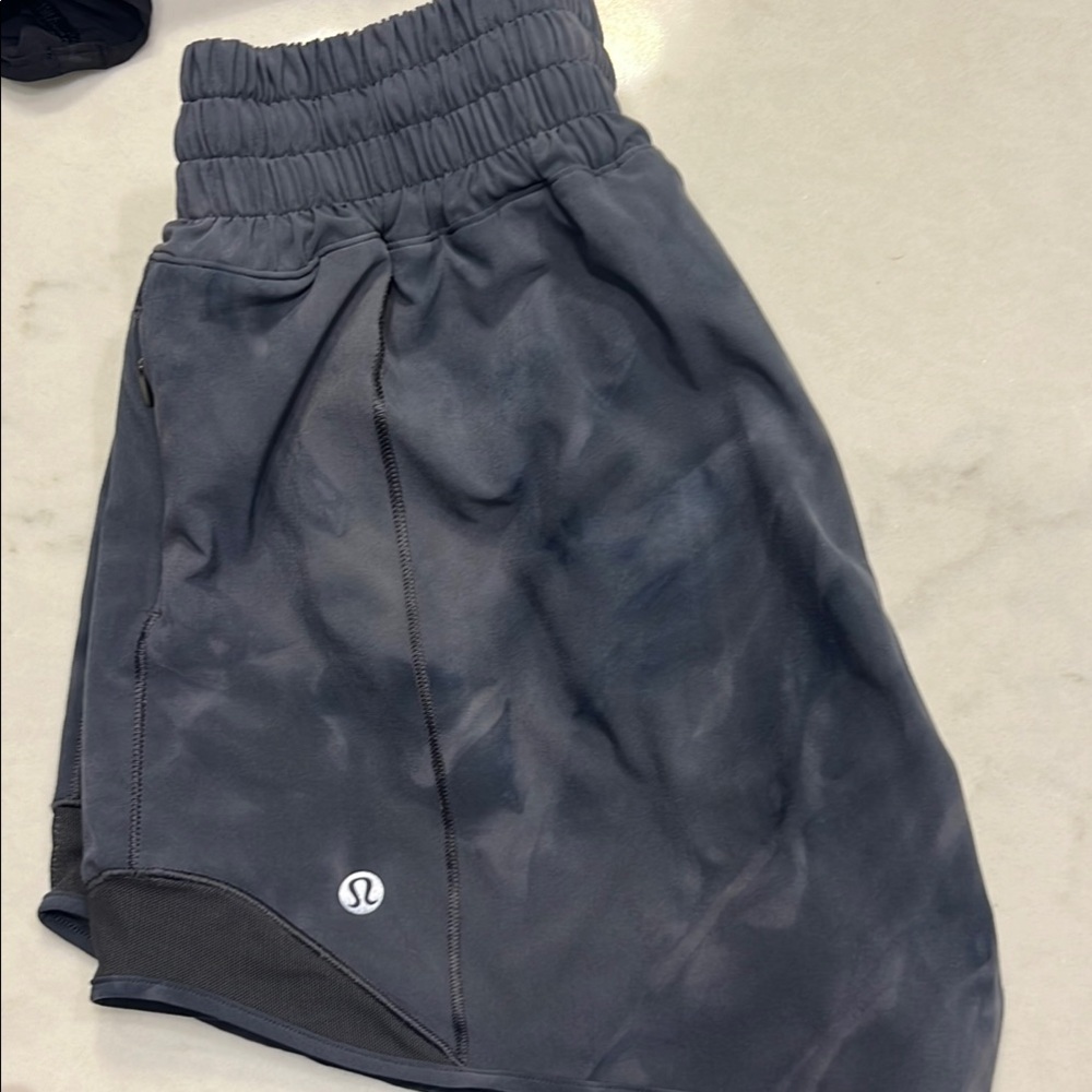 Lululemon Hotty Hot HR shorts 4” sz 4. Diamond dye grey - Picture 3 of 3